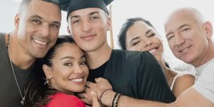 Η Λόρεν Σάντσεζ με τον πρώην της, τον γιο τους και τον Τζεφ Μπέζος