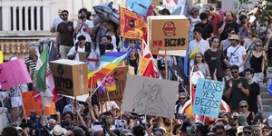 Νέα διαδήλωση ακτιβιστών στη Βενετία κατά του Τζεφ Μπέζος και του δημάρχου της πόλης