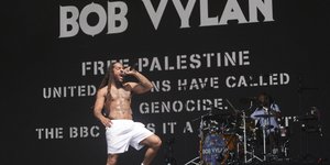 Bob Vylan στη συναυλία στο Γκλάστονμπερι