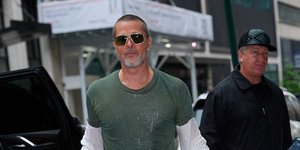  Ο Μπραντ Πιτ με υπερμέγεθες cargo παντελόνι στο πνεύμα της F1/ Φωτογραφία: ﻿The Image Direct / Profimedia