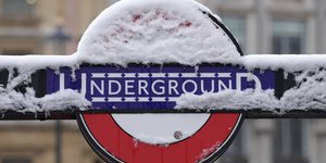 Χιόνι στην πιο γνωστή πινακίδα της Βρετανίας