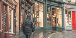 Γυναίκα περπατά σε βρετανική πόλη