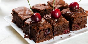 Ζουμερό brownie με φρέσκα κεράσια / Φωτογραφία: Shutterstock