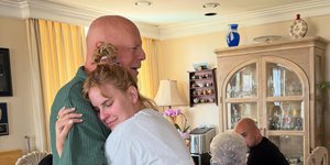 Ο Μπρους Γουίλις αγκαλιά με την κόρη του, Ταλούλα 