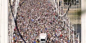 Ούγγροι και ΕΕ αντιστέκονται στον Όρμπαν: Χιλιάδες διαδηλωτές στο... απαγορευμένο Pride στη Βουδαπέστη