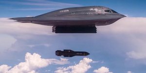 Αεροπλάνο Β-2 ρίχνει βόμβα bunker buster 