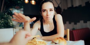 Η ψυχολογική εξήγηση πίσω από την άρνηση να μοιραστείς το φαγητό σου
