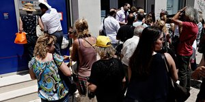 Κόσμος σε ΑΤΜ κατά την επιβολή των capital controls