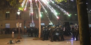Αστυνομικοί στη λεωφόρο Champs-Elysees μετά τον τελικό ποδοσφαιρικό αγώνα του Champions League μεταξύ της Παρί Σεν Ζερμέν και της Ίντερ Μιλάνου, την Κυριακή 1 Ιουνίου 2025 στο Παρίσι