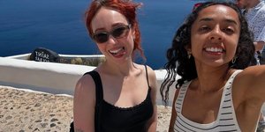 Η βραβευμένη με Grammy τραγουδίστρια Τσάπελ Ρόουν (αριστερά) στη Σαντορίνη