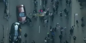 Όχημα εμβολίζει διαδηλωτές στο κέντρο του Σικάγο