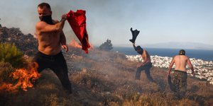 Κάτοικοι της Χίου προσπαθούν με ό,τι μέσα έχουν να σβήσουν φλόγες