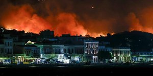 Μαίνεται η μεγάλη πυρκαγιά έξω από την πόλη της Χίου