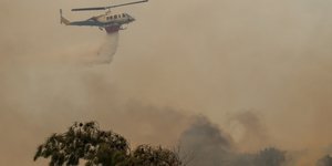 Ελικόπτερο επιχειρεί στη Χίο στη μάχη της κατάσβεσης