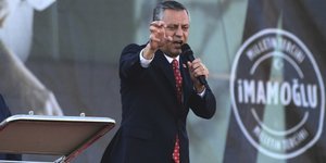 Ο πρόεδρος του Ρεπουμπλικανικού Λαϊκού Κόμματος (CHP) της Τουρκίας Οζγκιούρ Οζέλ