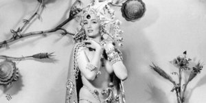 Η Christine Keeler, που ενεπλάκη στο σεξουαλικό σκάνδαλο του John Profumo, απεικονίζεται όταν εμφανίστηκε στο κλαμπ καμπαρέ Murray's ως showgirl το φθινόπωρο του 1960