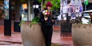 Κοπέλα κρατάει λουλούδια στη μνήμη των θυμάτων της αντισημιτικής τρομοκρατικής ενέργειας με στόχο Εβραίους στο Μπόλντερ του Κολοράντο