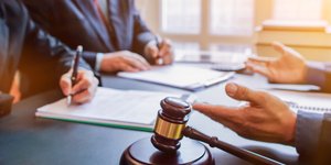 Σύζυγος Ρώσου μεγιστάνα ζητά τη φυλάκισή του για απλήρωτα δικαστικά έξοδα