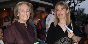 Η Δάφνη Σημίτη στην πρώτη της δημόσια εμφάνιση, πέντε μήνες μετά την απώλεια του Κώστα Σημίτη