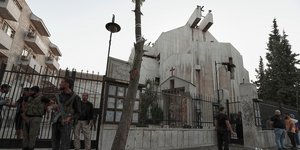 Δυνάμεις ασφαλείας της Συρίας έξω από τον ελληνορθόδοξο ναό του Προφήτη Ηλία στη Δαμασκό μετά την πολύνεκρη επίθεση