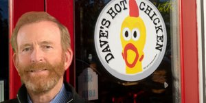 Έκανε εκατομμυριούχους 19 εργαζόμενους της εταιρείας του -Η απίθανη ιστορία του CEO της «Dave's Hot Chicken»