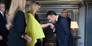 Το χειροφίλημα Μακρόν