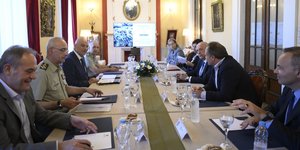 Defense minister meets with industrialists on defense technology