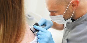 Δερματολόγος εξετάζει γυναίκα 