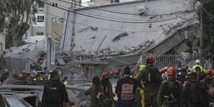 πεσμενη στεγη διασωστες 