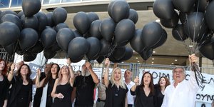 Συγγενείς των θυμάτων από τη φωτιά στο Μάτι έξω από το Εφετείο