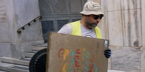 υπαλληλος δημου με τραπεζι