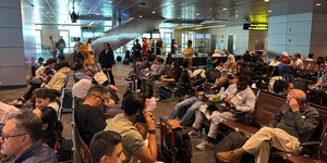 ΗΑΕ: Χάος για χιλιάδες επιβάτες που έχουν αποκλειστεί στο αεροδρόμιο της Ντόχα, μεγάλες ουρές επιβατών στο Ντουμπάι