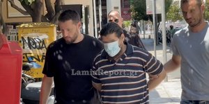 Ο δράστης του φονικού στη Λαμία οδηγείται στην εισαγγελία