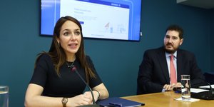 Η υπουργός Κοινωνικής Συνοχής και Οικογένειας Δόμνα Μιχαηλίδου με τον γ.γ. Δημογραφικής και Στεγαστικής Πολιτικής, Κωνσταντίνο Γλούμη