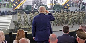 Ο πρόεδρος των ΗΠΑ Ντόναλντ Τραμπ στην πρόσφατη παρέλαση στην Ουάσιγκτον