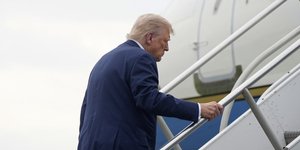 Ο Τραμπ σκόνταψε ανεβαίνοντας τη σκάλα του Air Force One 