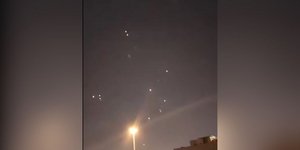 Κατάρ: Η στιγμή που οι ιρανικοί πύραυλοι φωτίζουν τον ουρανό της Ντόχας και αναχαιτίζονται [βίντεο]