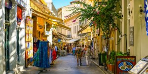 Δρόμος με καταστήματα στην Πλάκα