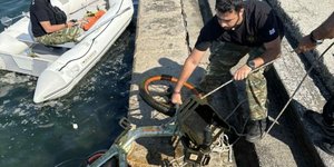 Δύτες «ψάρεψαν» πατίνια, λάστιχα και μηχανές από το βυθό του Θερμαϊκού