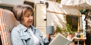 Γυναίκα διαβάζει βιβλίο 