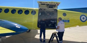 Γιατρός του ΠΝ από την Αθήνα πέταξε σε Σαντορίνη και Μυτιλήνη με αεροπλάνο του ΕΚΑΒ – Έσωσε δύο ζωές