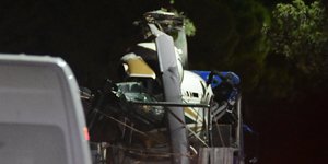 Η ανέλκυση του ελικοπτέρου που έπεσε στη Μαρίνα Βουλιαγμένης