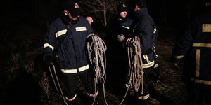 Άνδρες της ΕΜΑΚ σε επιχείρηση διάσωσης