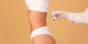 Γυναίκα κάνει ένεση στην κοιλιά