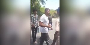 Ινδία: Απίστευτο βίντεο -Ο μοναδικός επιζώντας περπατά προς το ασθενοφόρο, λεπτά μετά το αεροπορικό δυστύχημα