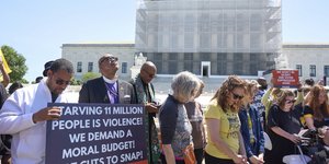 Συγκέντρωση εργαζομένων που απολύθηκαν από το δημόσιο έξω από το Ανώτατο Δικαστήριο