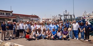 Η μεγάλη ομάδα ESG της COSMOTE TELEKOM με εκπροσώπους της «Εναλεία» κατά την ενημερωτική επίσκεψη στην Ιχθυόσκαλα Κερατσινίου