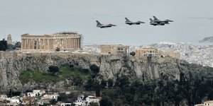 F-16 της ΠΑ της Ελλάδας πετούν με φόντο την Ακρόπολη στην Αθήνα
