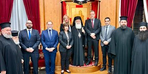 Συνάντηση Φάμελλου με Πατριάρχη Ιερουσαλήμ: «Άμεση προτεραιότητα η κατάπαυση του πυρός στη Γάζα»