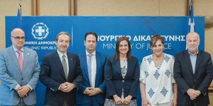 Ο Γιώργος Φλωρίδης (δεξιά) στις υπογραφές για τη μίσθωση του Πρωτοδικείου Κορωπίου